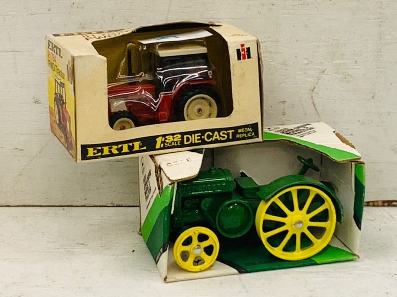 lot 29 image: (2) Die-Cast Collectible Tractors