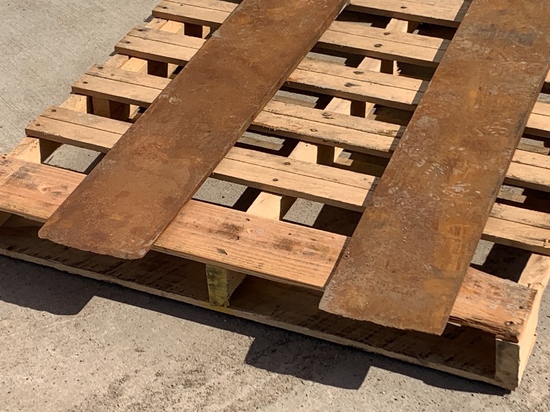 (1) Set Of Heavy Duty Pallet Forks