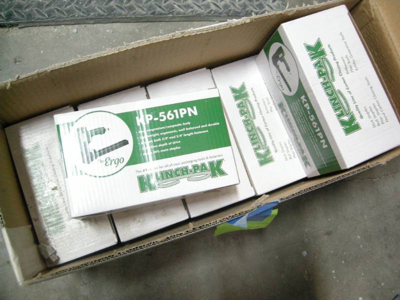 lot 35 image: Group Klinch-Pak Carton Closing Staples