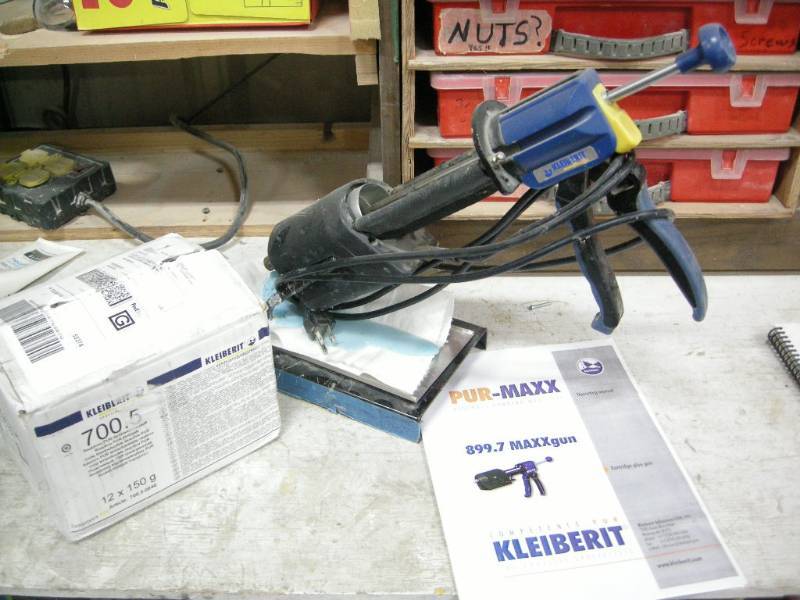 lot 49 image: Kleiberit Pur-Maxx Glue Gun  and Glue