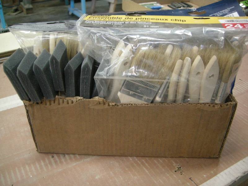 lot 78 image: Group Foam and Chip Brushes