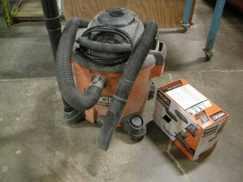 lot 121 image: Ridgid Shop Vac