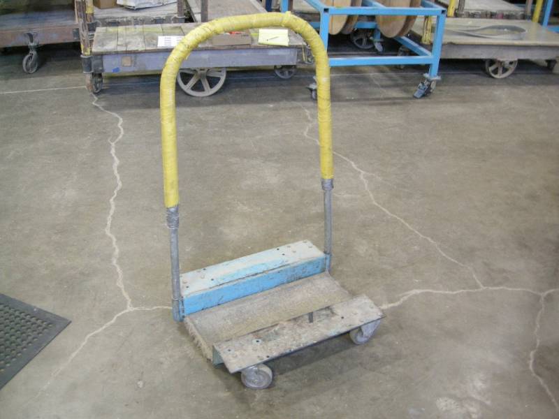lot 154 image: Smaller Roll-Around Cart