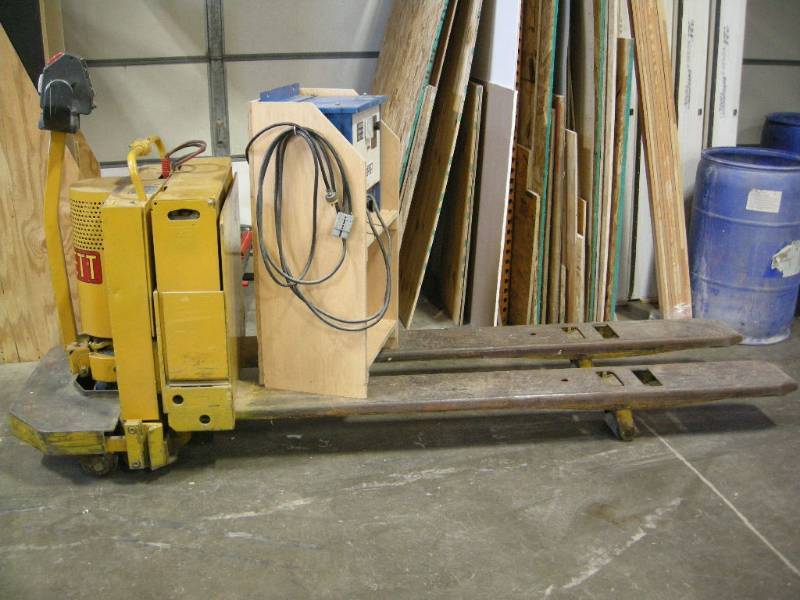 lot 164 image: Barrett Electric Pallet Jack