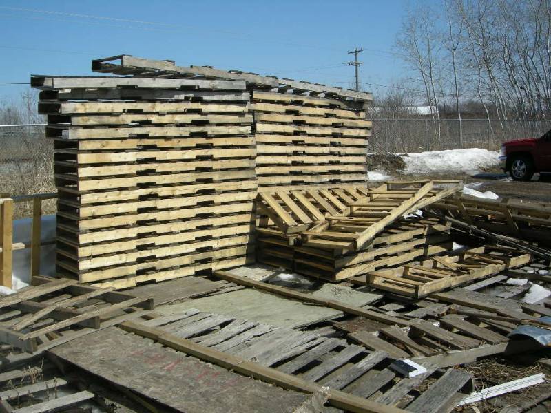 lot 271 image: Group of Pallets