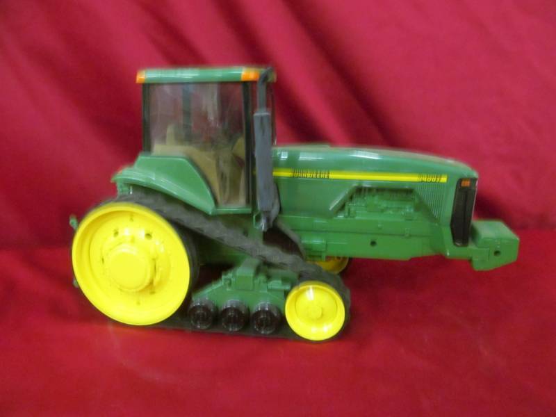 lot 7 image: John Deere tractor