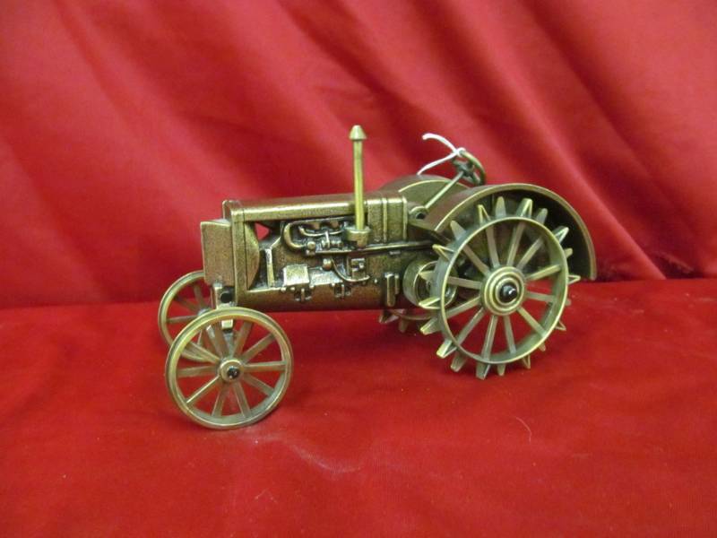 lot 9 image: Farmhand series 1989 tractor