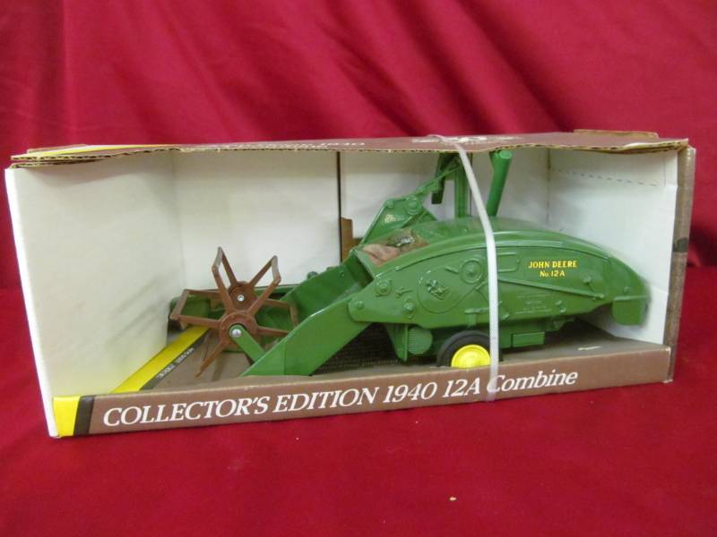 lot 10 image: John Deere Collectors Edition 1940 12A combine