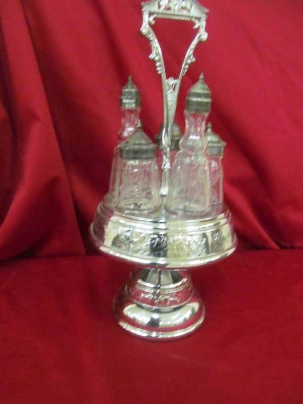 lot 15 image: vintage truit caddy