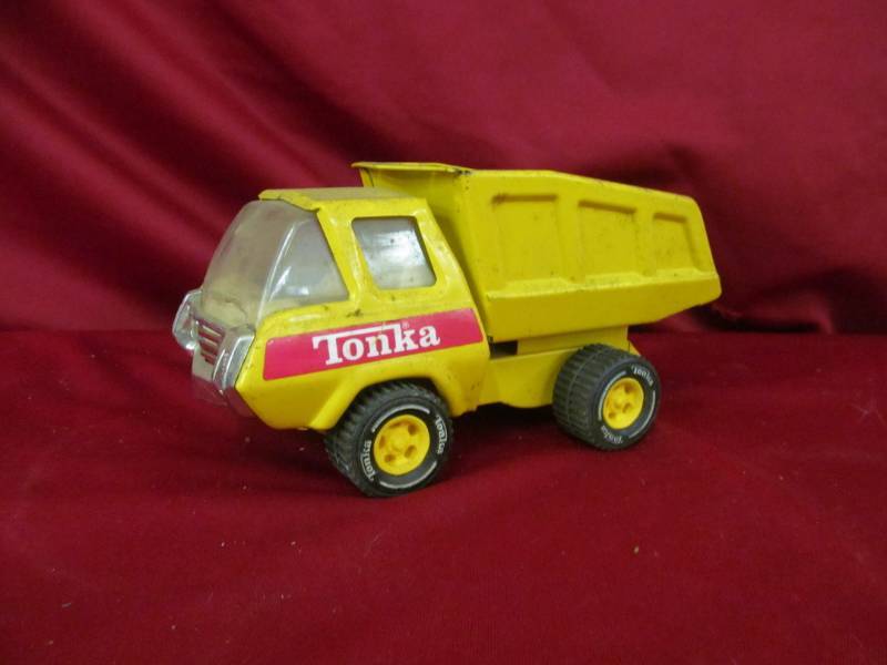 lot 25 image: Tonka Dump truck