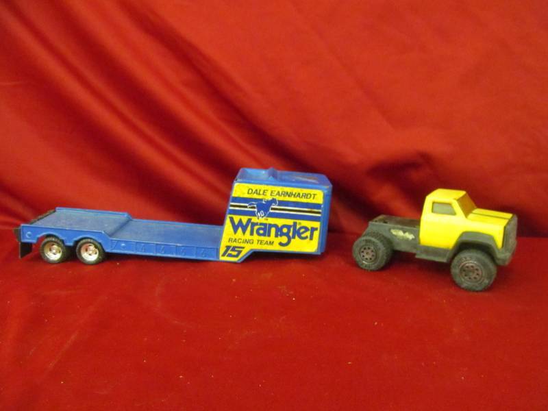 lot 26 image: Ertl Dale Earnhardt racing team trailer, Tonka Truck