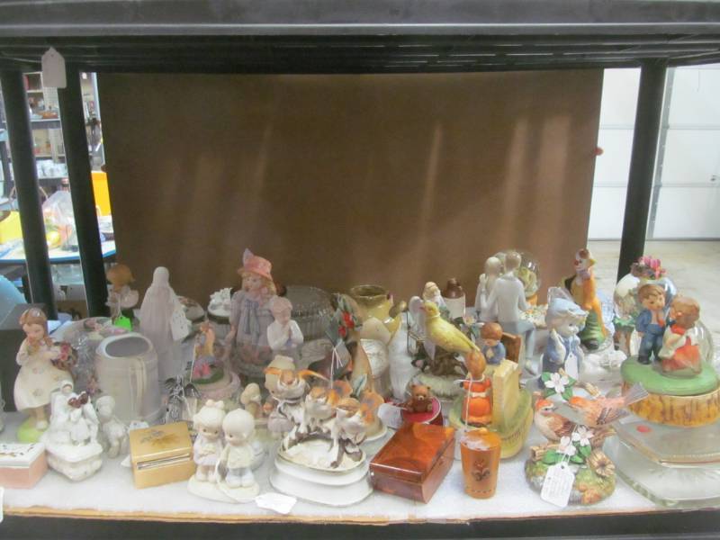 lot 29 image: collectors  dcor items