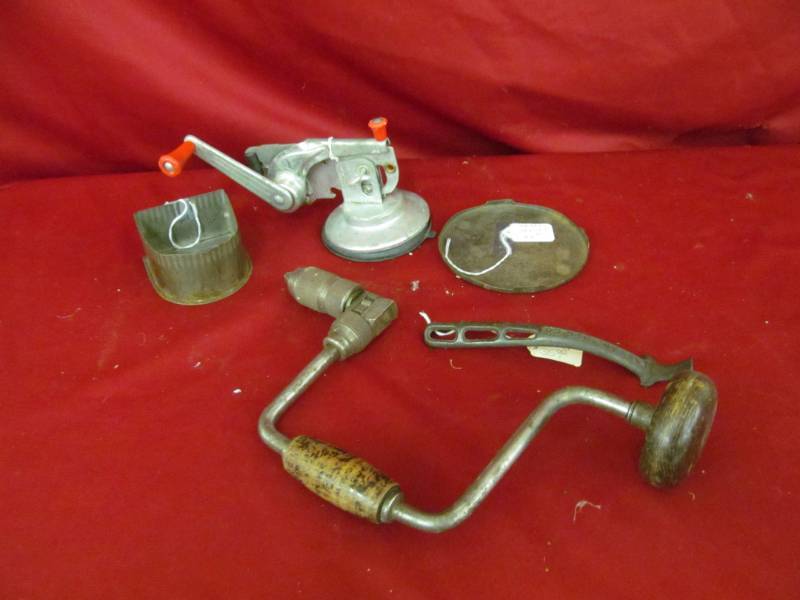 lot 63 image: vintage items