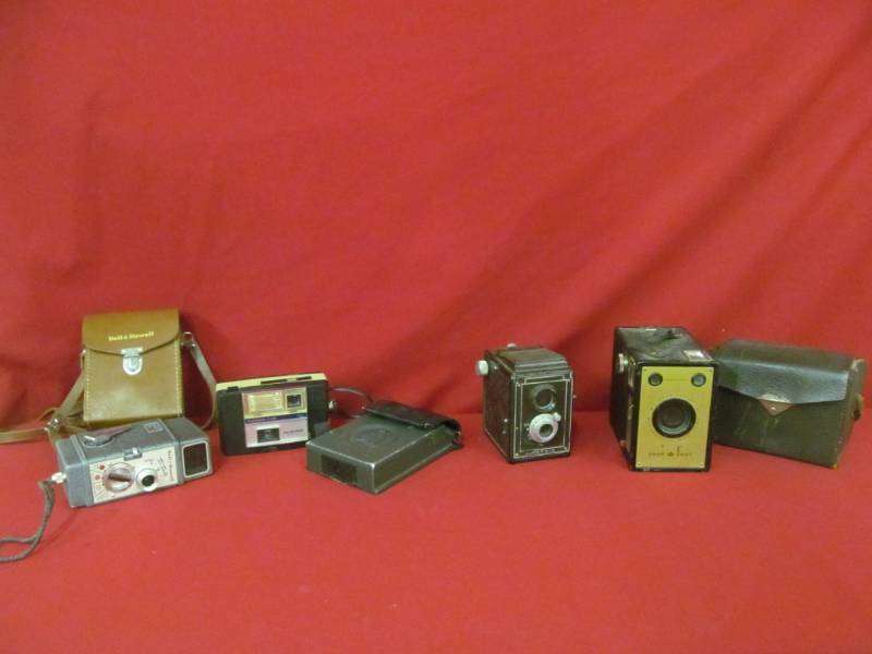 lot 136 image: vintage cameras