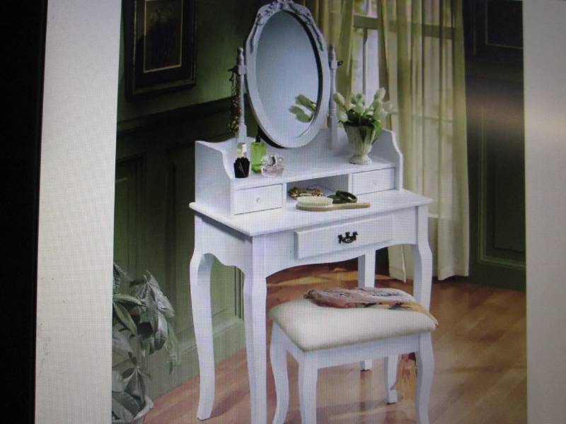 lot 60 image: Lumberton Antique Vanity opeen box ...