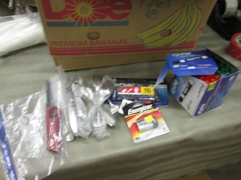 lot 112 image: 36 Pack Dry Erase Markers, Batterie...