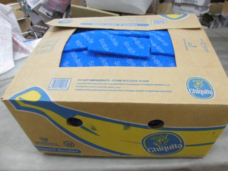 lot 119 image: Large Box of 3x6 Scotch Brite Scub ...