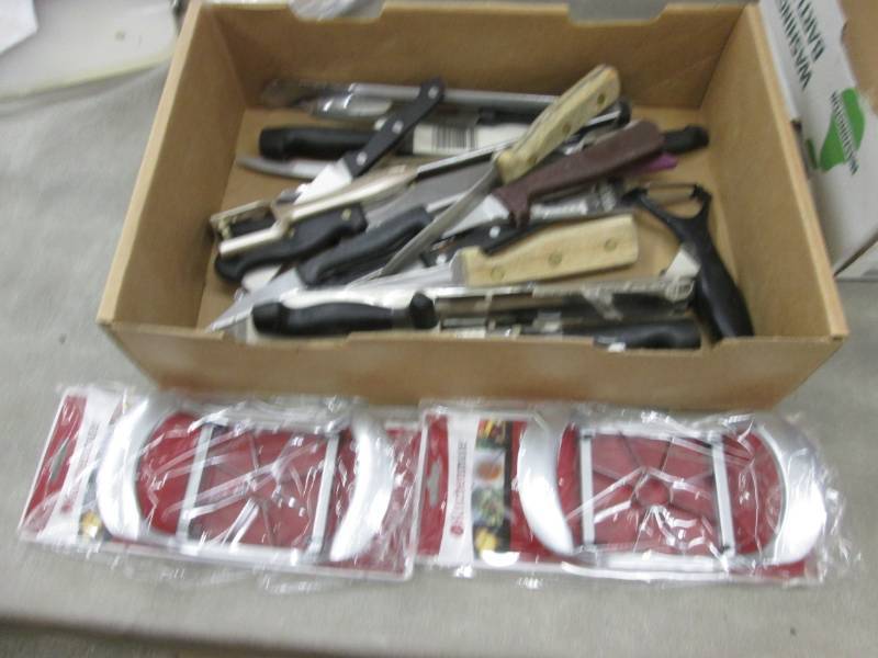 lot 173 image: 2 Apple Slicers & Assorted Knives...