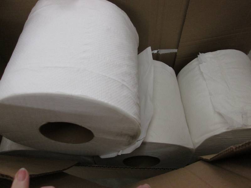 lot 320 image: 4 Jumbo Rolls Paper Towels , 1 Pack...
