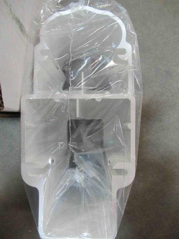 lot 114 image: 6 Fiberon 1-Pair White Deluxe Stair Bracket BKT DS 2 PK WH
