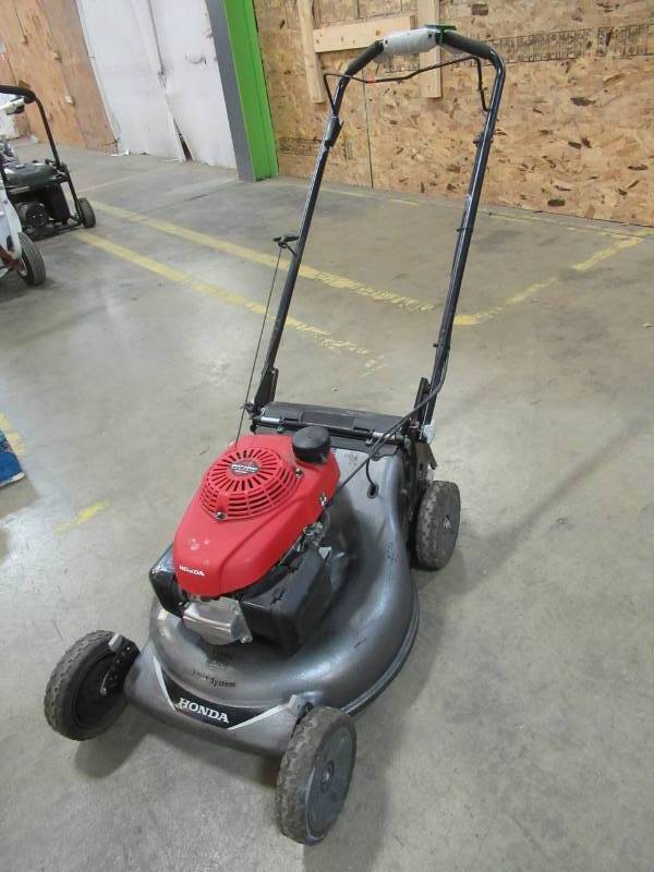 lot 8 image: Honda 21 in. 3-in-1 Variable Speed Gas Walk Behind Self Propelled Lawn Mower with Auto Choke - Bent Shaft - Mower ShakesVibrates - USED