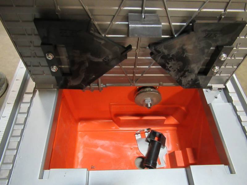 RIDGID 120Volt 7 in. Table Top Wet Tile Saw, R4021. Missing Parts MN