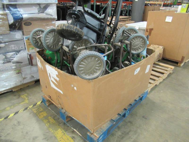 lot 140 image: WHOLESALE PALLET OF RETURNS - SCOTTS 43 34 SNAP SPREADERS