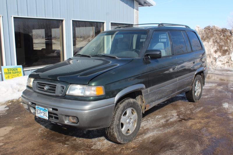 lot 3527 image: 1997 Mazda MPV LX
