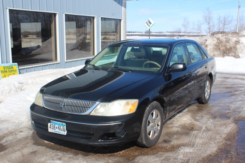 lot 3525 image: 2001 Toyota Avalon XLS