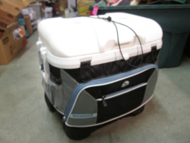 Igloo MaxCold Portable Cooler with ...