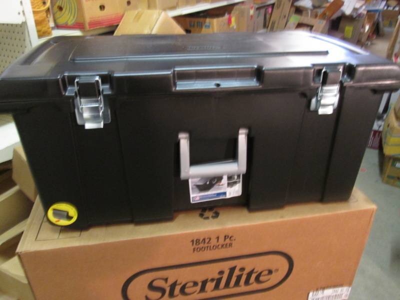 Sterilite 92 quart Footlocker Stora...