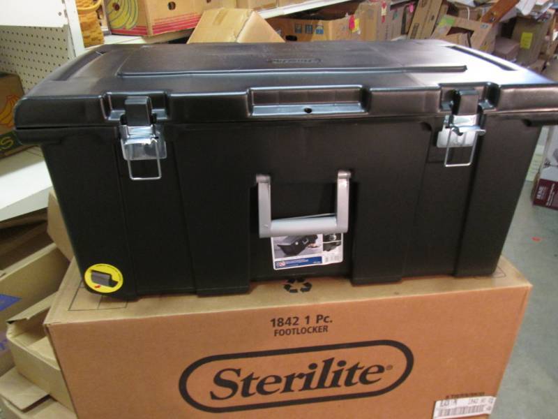 Sterilite 92 quart Footlocker Stora...