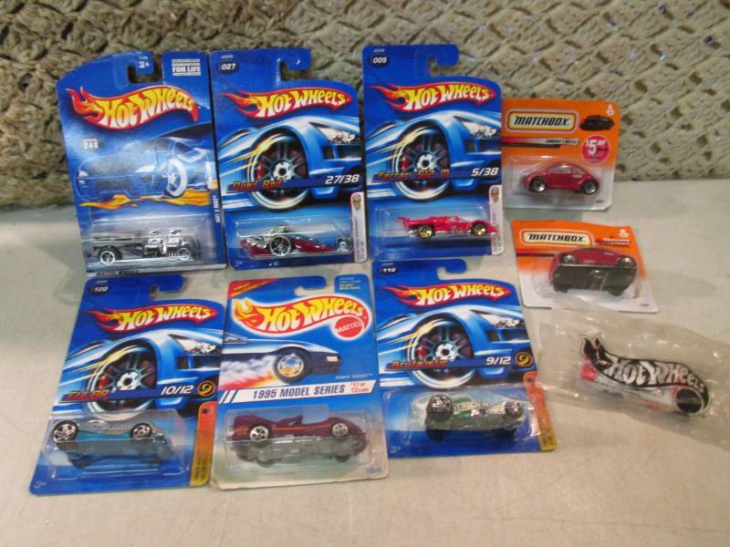 Lot of Hot Wheels and Matchbox Cars...