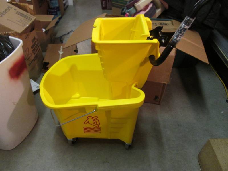 35 Quart Mop Bucketon 3 Casters wi...