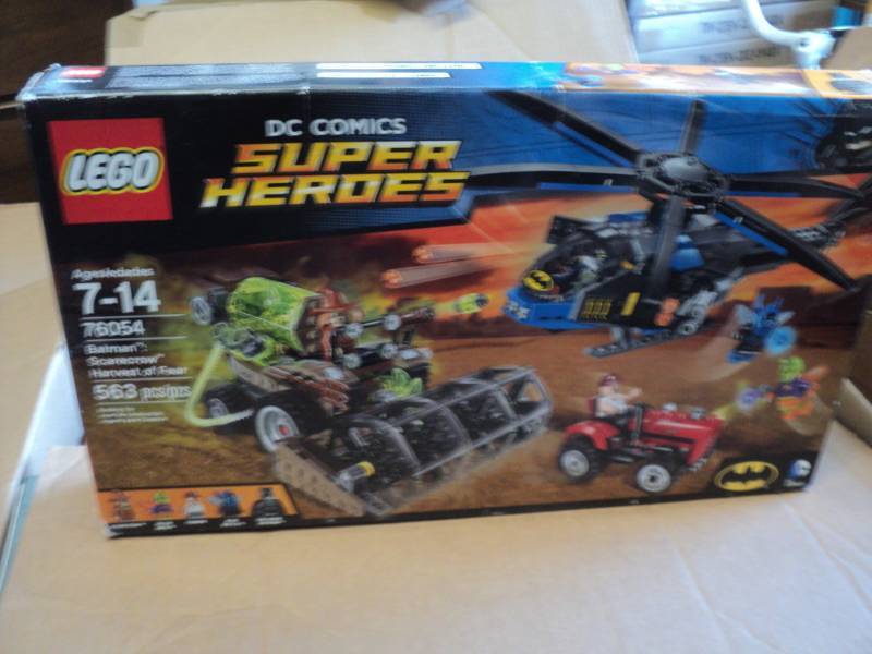 lot 34 image: LEGO DC Comics Super Heroes...