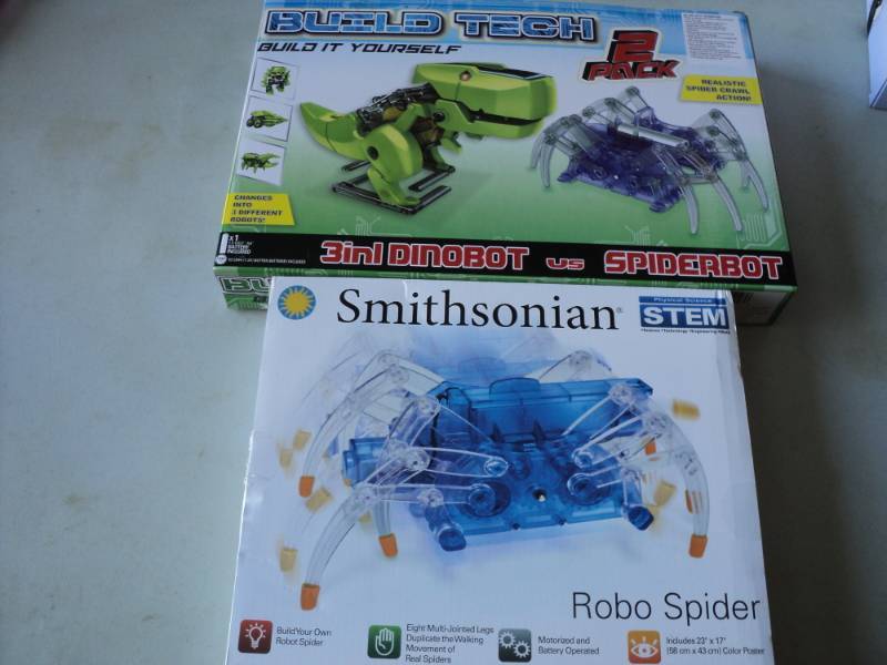lot 124 image: Smithsonian Robo Spider and Build T...