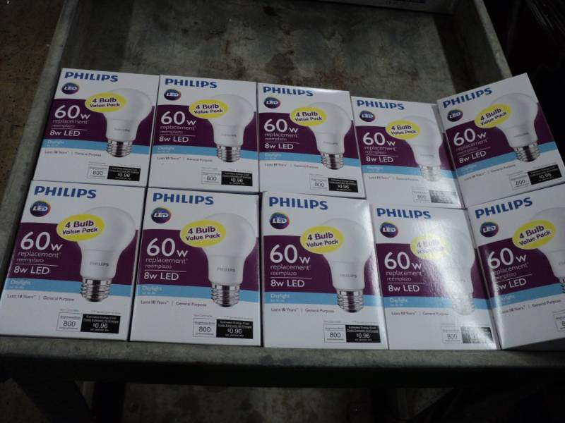 lot 64 image: 10 Philips 4 Packs of LED 60 W Ligh...