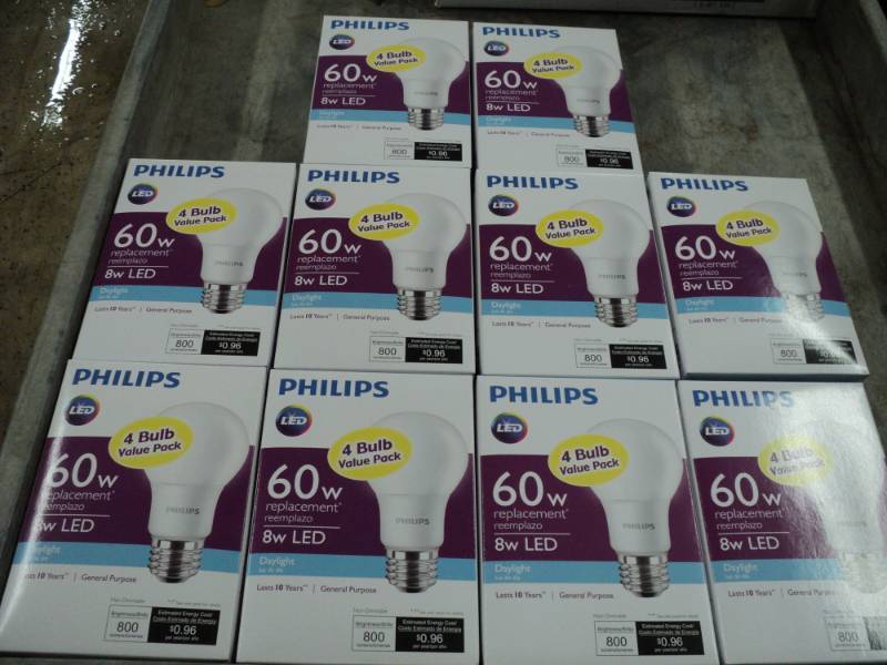 lot 68 image: 10 Philips 4 Packs of LED 60 W Ligh...