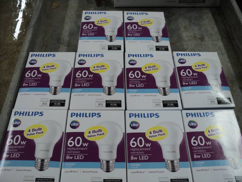 lot 70 image: 10 Philips 4 Packs of LED 60 W Ligh...