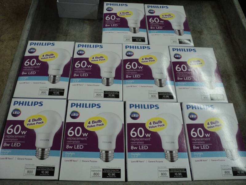 lot 72 image: 10 Philips 4 Packs of LED 60 W Ligh...