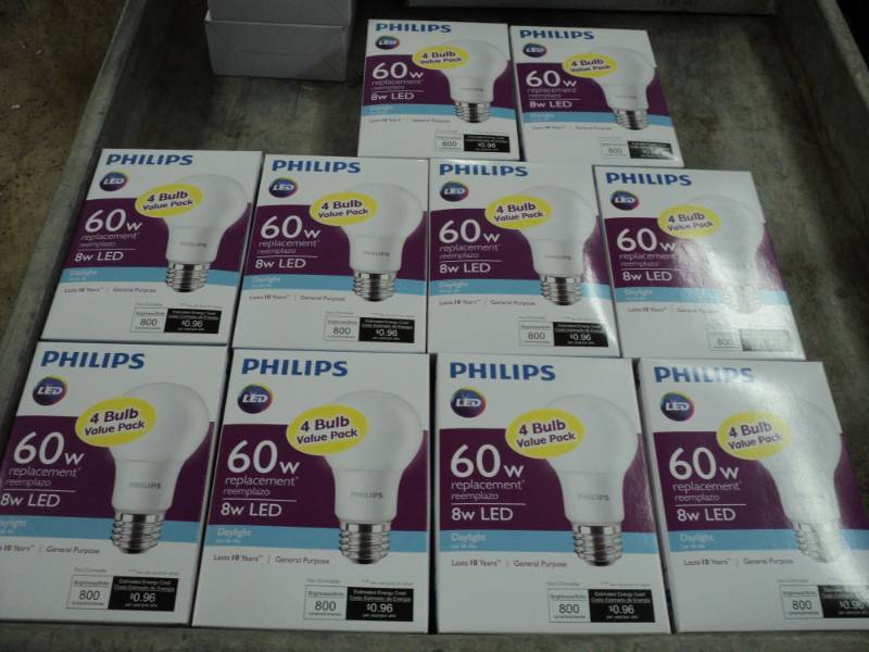 lot 74 image: 10 Philips 4 Packs of LED 60 W Ligh...