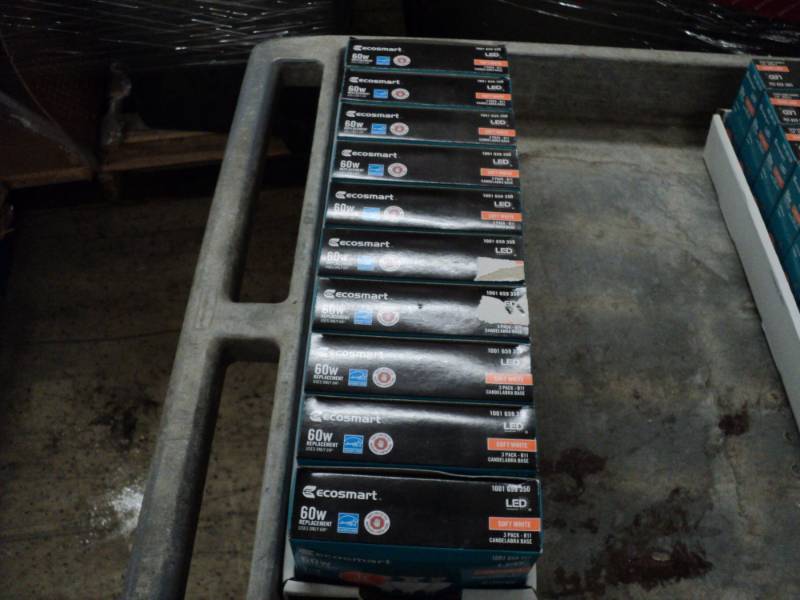 lot 77 image: 10 - 3 packs Ecosmart 60W  LED Cand...