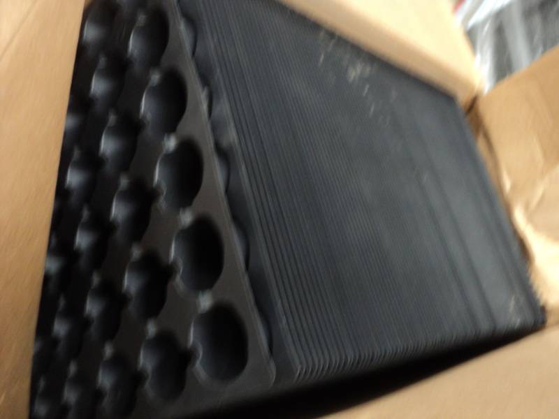 lot 89 image: 100 Plant Starting Trays...