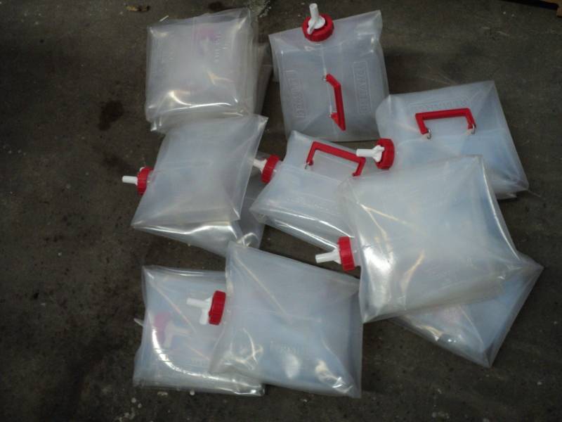 lot 141 image: Lot of 10 Collapsible Plastic Water...