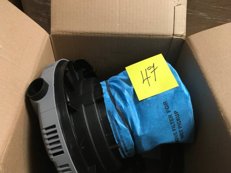 lot 47 image: Bucket Head 5 Gal. 1.75-Peak HP Wet Dry Vac in good working condition