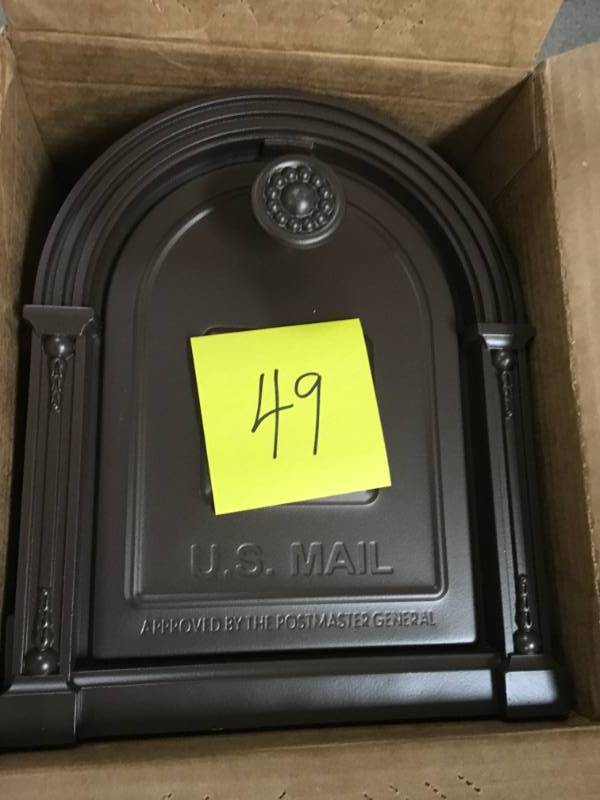 lot 49 image: Gibraltar Mailboxes Garrison Steel Post-Mount Large Mailbox in Venetian Bronze in good condition