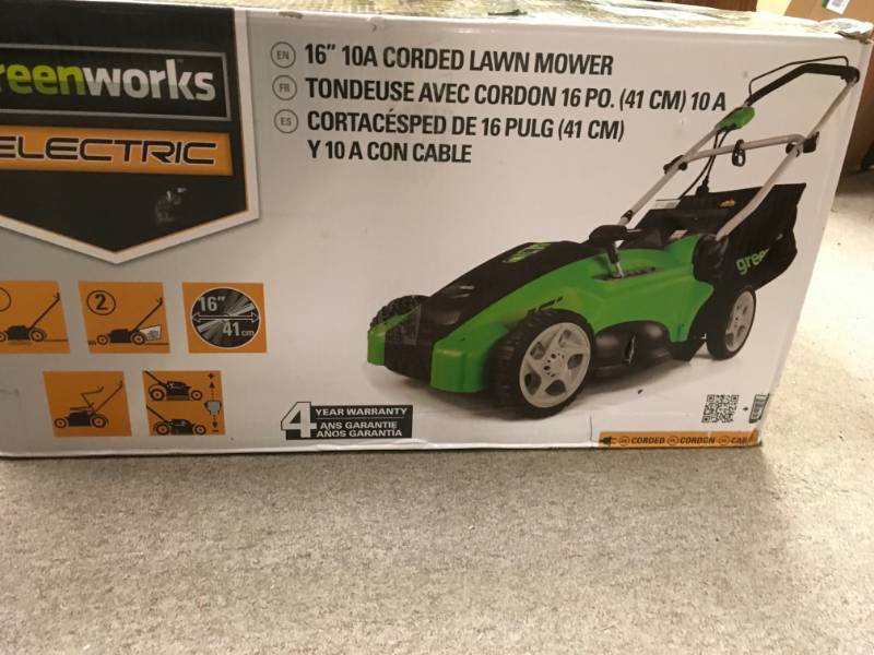 lot 1 image: GreenWorks 25142 Lawn Mower 10 Amp Corded 16 Inch in good working condition