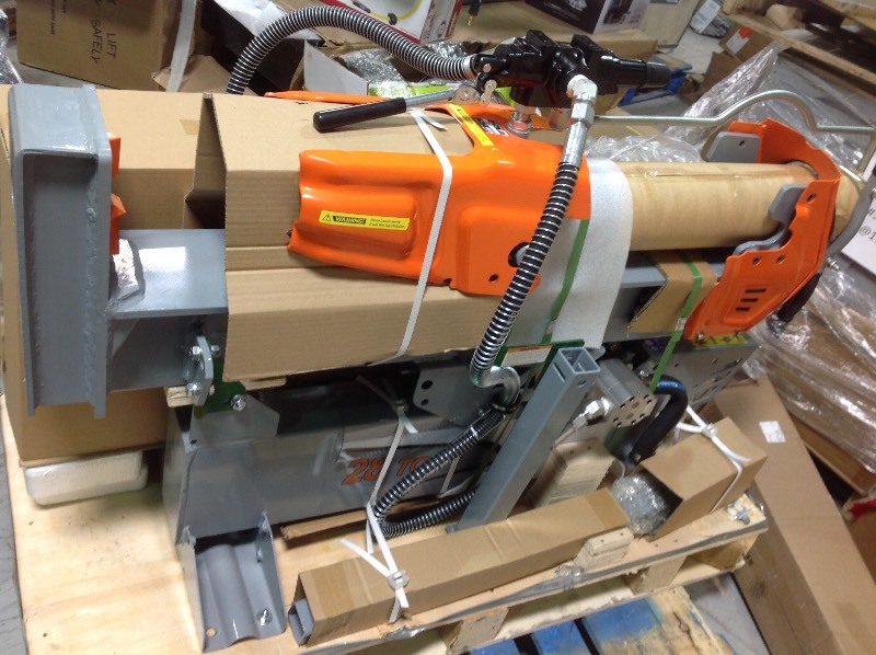 lot 111 image: YARDMAX 28-Ton 208cc Gas Log Splitter in good conditions