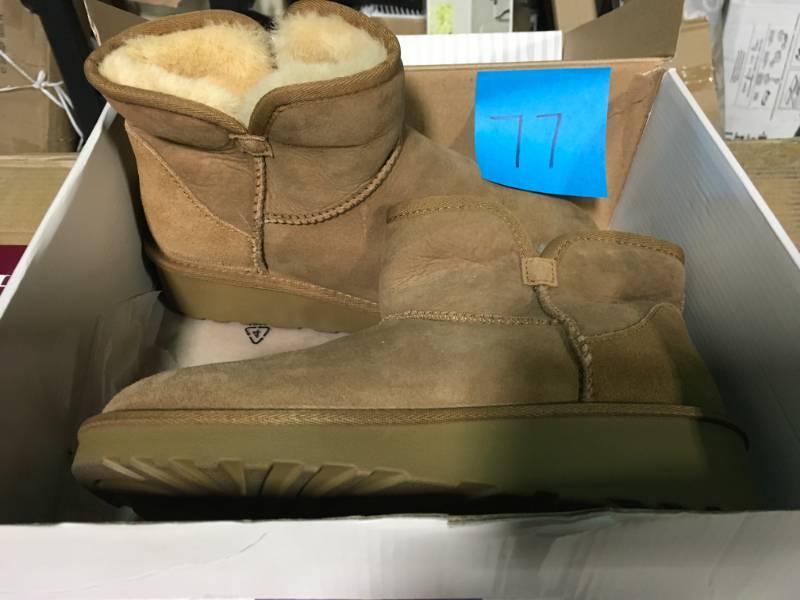 lot 77 image: Kirkland Signature Womens Ladies Short Shearling Wedge Boot Chestnut Size 8 nopt used