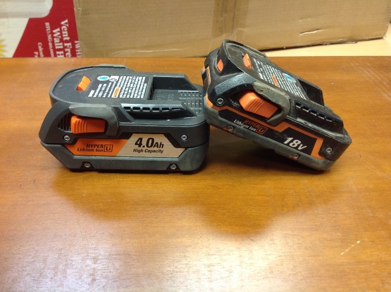 lot 107 image: Set of 1 Ridgid 18-Volt Lithium Ion 4-AmpHour R840087 and 1 Ridgid R840085 18V 18 Volt 1.5Ah Hyper Lithium Ion Battery Li-ion in working conditions